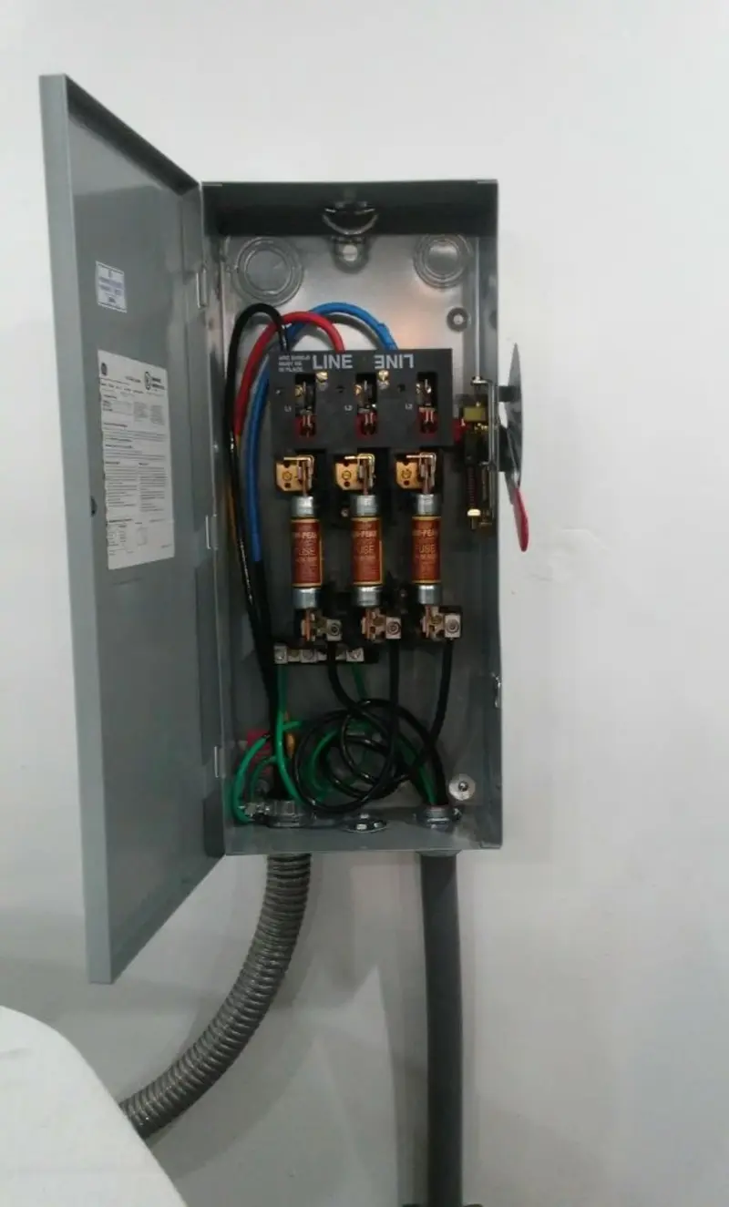 Three-phase disconnect switch installed for Electrical Wiring & Rewiring in Lima